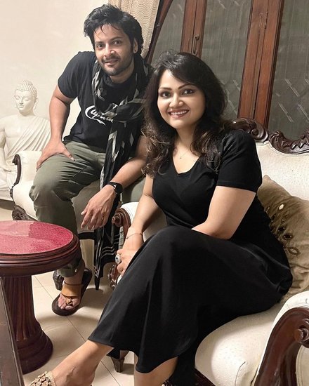 अनुपमा की मां सुशीला सरोज समाजवादी पार्टी की सांसद रह चुकी हैं। पति और मां के सपा में होने के कारण अनुपमा भी अखिलेश यादव के परिवार के क्लोज हैं। उनकी कई तस्वीरें यादव परिवार के साथ हैं।