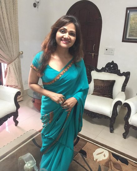 तस्वीरों में अनुपमा राग के घर के अंदर का नजारा दिखता है। अनुपमा ने अपने घर को बहुत खूबसूरत तरीके से सजाया है।