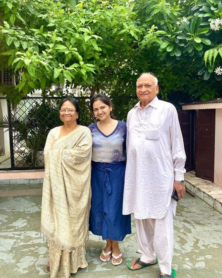 अनुपमा राग की मां सुशीला सरोज भी राजनीति में हैं। वह समाजवादी पार्टी की लोकसभा सांसद रह चुकी हैं। अनुपमा के पिता आईपीएस अफसर थे जो अब रिटायर हो चुके हैं।