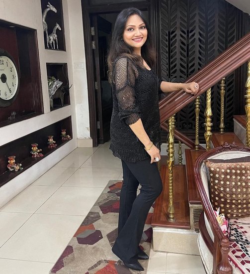 सोशल मीडिया में भी अनुपमा काफी एक्टिव हैं। वह आए दिन अपनी फोटोज इंस्टाग्राम पर पोस्ट करती रहती हैं।