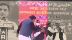 चुनावी मंच पर जिलाध्यक्ष को ‘तमाचा’ दिखाते दिखे पूर्व सांसद, हंसते रह गये अखिलेश यादव; देखिये वायरल Video