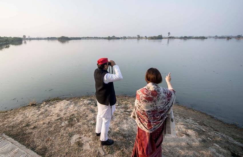 UP Elections 2022: यूपी विधानसभा चुनावों के मद्देनजर बीजेपी (BJP) की तरफ से जहां पीएम नरेंद्र मोदी (Narendra Modi) से गृहमंत्री अमित शाह (Amit Shah) तक जनता के बीच पार्टी का प्रचार कर रहे हैं वहीं समाजवादी पार्टी (Samajwadi Party) की स्टार प्रचारक डिंपल यादव (Dimple Yadav) अबी तक जनता के बीच नहीं निकली हैं।