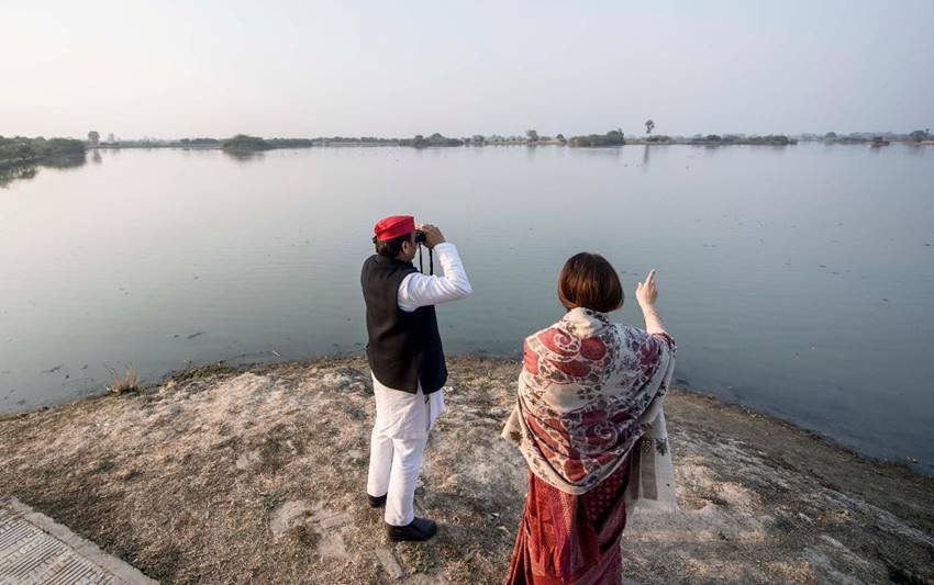 राजनीतिक दृष्टि से यूपी काफी अहम माना जाता है। कहा जाता है कि जो यूपी की सत्ता पर काबिज होता है इसके लिए केंद्र की सत्ता हासिल करना थोड़ा आसान हो जाता है। यूपी की राजनीति की बात करें तो यहां परिवारवाद भी खूब है। 403 विधानसभा सीट वाले यूपी की राजनीति में कई नाम ऐसे हैं जो पति-पत्नी हैं। इनमें से बहुत दंपत्ति एक ही दल से राजनीति में सक्रिय हैं। आइए डालें ऐसे ही नामों पर एक नजर: 