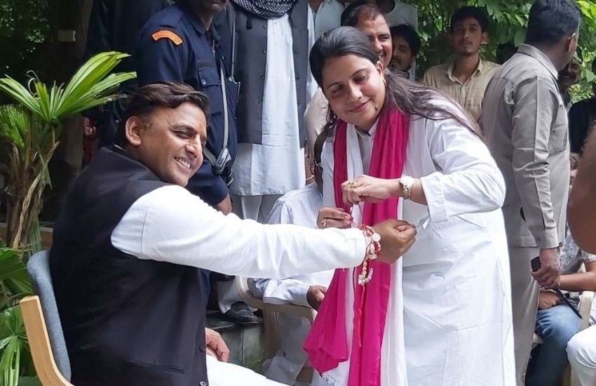 2004 के एफिडेविट में अखिलेश के पास 2 करोड़ 31 लाख 42 हजार 705 रुपए की संपत्ति थी। पत्नी डिंपल के पास 23 लाख की ज्वेलरी का एफिडेविट भी दिया था।