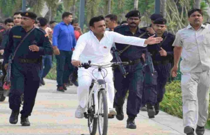 करहल से चुनाव मैदान में उतर रहे सपा प्रत्याशी व पूर्व मुख्यमंत्री अखिलेश यादव ने अपने शपथपत्र में लगभग  8.43 करोड़ रुपये की सम्पत्ति दशाई है, लेकिन उनके पास भी अपने नाम कोई कार नहीं है।