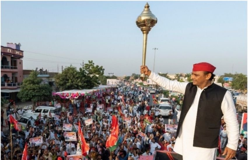 अखिलेश यादव ने लल्लनटॉप को दिए इंटरव्यू में बताया था कि डिंपल यादव को टिकट नहीं दिए जाने का फैसला हुआ है और यह फैसला नेताजी यानी मुलायम सिंह के साथ बैठकर लिया गया है।