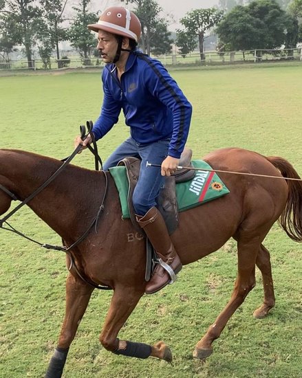 समाजवादी पार्टी के नेता अनुराग भदौरिया कई खेलों के जानकार हैं। अनुराग के सोशल मीडिया पर उनकी तमाम ऐसी तस्वीरें मौजूद हैं जिनमें उनका हुनर नजर आ रहा है।