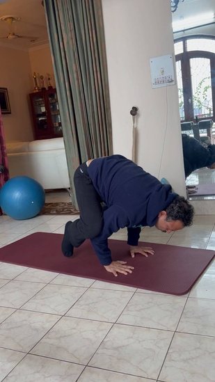 अनुराग भदौरिया खुद को फिट रखने के लिए योगाभ्यास भी करते हैं।