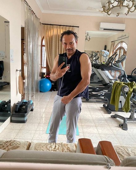 अनुराग भदौरिया ने घर में ही जिम बना रखा है जहां पर वह रोजाना वर्कआउट करते हैं।