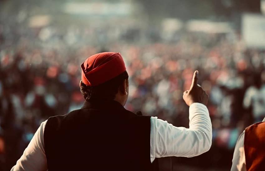 उत्तर प्रदेश के सबसे कम उम्र के मुख्यमंत्री का रिकॉर्ड अपने नाम करने वाले अखिलेश यादव (Akhilesh Yadav) सोशल मीडिया के जरिये भी अपने विरोधियों पर जमकर हमलावर रहते हैं। अखिलेश यादव के साथ ही मुलायम सिंह यादव (Mulayam Singh Yadav) की फैमिली के दूसरे सदस्य भी फेसबुक, इंस्टाग्राम और ट्विटर जैसे प्लेटफॉर्म पर खूब सक्रिय हैं।