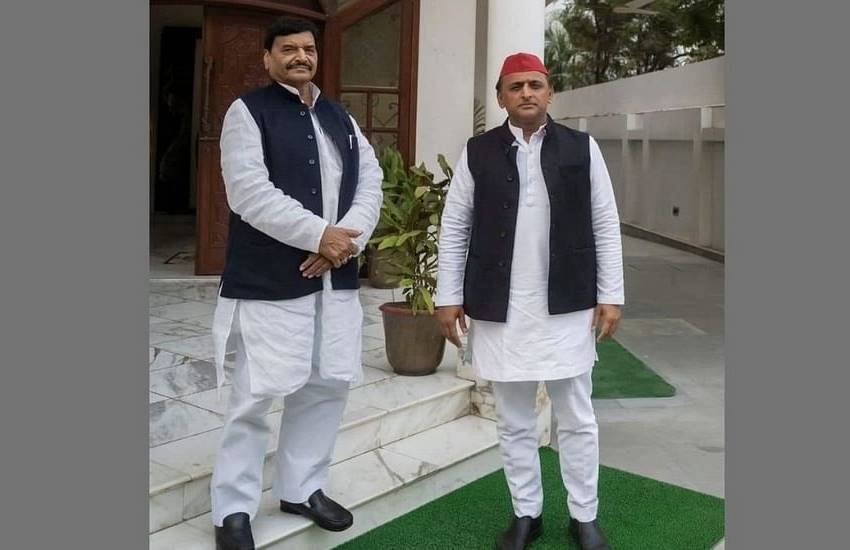 मुलायम सिंह यादव (Mulayam Singh Yadav) का परिवार उत्तर प्रदेश का चर्चित राजनीतिक परिवार है। इस परिवार को देश के सबसे बड़े राजनीत कुनबे के तौर पर भी पहचना जाता है। यूपी विधानसभा चुनाव में अखिलेश यादव (Akhilesh yadav) और शिवपाल सिंह यादव (Shivpal Singh yadav) ही इलेक्शन लड़ रहे हैं। 