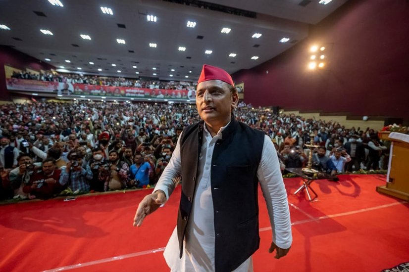अखिलेश यादव ने बताया है उनके पास ना तो अपनी कोई कार है और ना ही हथियार।
