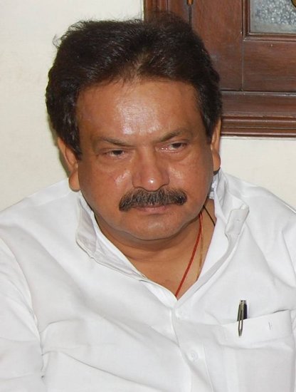 एसपी बघेल हथियारों के मामले में सपा प्रमुख अखिलेश यादव से आगे  हैं। बीजेपी सांसद ने बताया है कि उनके पासएक 315 बोर की रायफल और 32 बोर की पिस्टल भी है।
