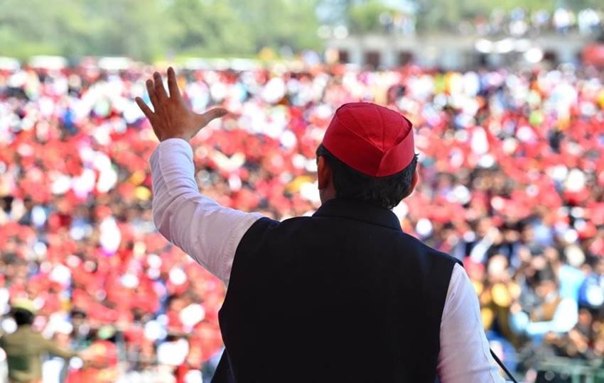 UP Election Hot Seats: उत्तर प्रदेश विधानसभा चुनावों (UP Assembly Election)में कुछ सीटों को हॉट सीट माना जा रहा है। इन सीटों पर मीडिया से सोशल मीडिया तक, हर किसी की नजर बनी हुई है। इसमें अखिलेश यादव (Akhilesh Yadav) से योगी आदित्यनाथ (Yogi Adityanath) तक की विधानसभा सीट शामिल है। डालिए एक नजर यूपी की सात चर्चित विधानसभा सीटों पर: