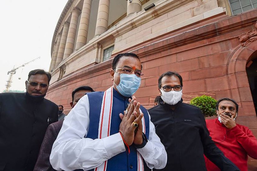 प्रयागराज जिले की सिराथू विधानसभा सीट को भी हॉट सीट माना जा रहा है। इस सीट पर यूपी के डिप्टी सीएम केशव प्रसाद मौर्य और अनुप्रिया पटेल की पहन पल्लवी के बीच मुकाबला है। पल्लवी को सपा गठबंधन ने उतारा है।
