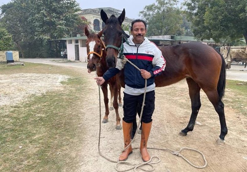 अनुराग भदौरिया ने एक इंटरव्यू में बताया था कि उनके पास कई थारो ब्रीड के कीमती घोड़े हैं।
