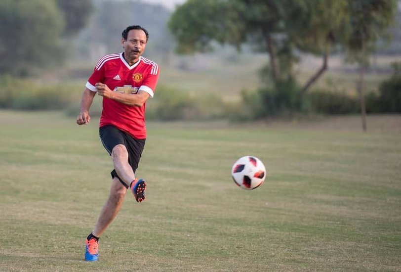 फुटबॉल खेलते हुए की कई फोटोज अनुराग भदौरिया ने अपने फेसबुक अकाउंट पर शेयर कर रखी हैं।