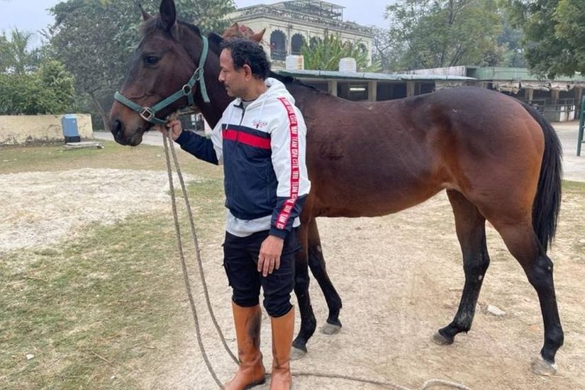 अनुराग भदौरिया ने लखनऊ के मशहूर ला मार्टिनियर स्कूल को अर्जेंटीना से लाए हुए दो घोड़े भी दान किये थे। दरअसल वह चाहते थे कि स्कूलों में भी पोलो को बढ़ावा मिले।