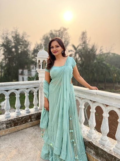 अनुराग भदौरिया ने न्यूज 18 से बातचीत में अपनी लव स्टोरी बताई थी। अनुराग ने बताया था कि साल 1999 में वह और अनुपमा दिल्ली में यूपीएससी की कोचिंग के दौरान मिले थे। पहली नजर में ही अनुराग अनुपमा पर दिल हार बैठे थे।