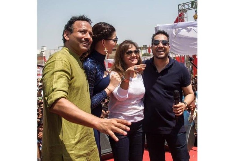 बकौल अनुराग वह लखनऊ अनुपमा से मिलने जाया करते और स्कूटी पर ही शहर घूमते थे। बता दें कि अनुपमा की मां सुशीला सरोज समाजवादी पार्टी की सांसद रह चुकी हैं। अनुपमा के पिता आईपीएस अफसर रहे हैं। (यह भी पढ़ें: बॉलीवुड में भी एक्टिव हैं अनुपमा, जानिए सपा नेता की पत्नी से जुड़ी दिलचस्प बातें)