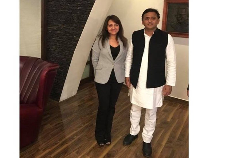 अनुपमा का यूपीपीएससी क्लियर हो गया। वह पीसीएस अफसर बनकर लखनऊ चली गईं। वहीं अनुराग भदौरिया बेरोजगार ही थे। एक दिन उन्होंने अनुपमा को मैसेज कर कह दिया कि वह उन्हें बहुत चाहते हैं।