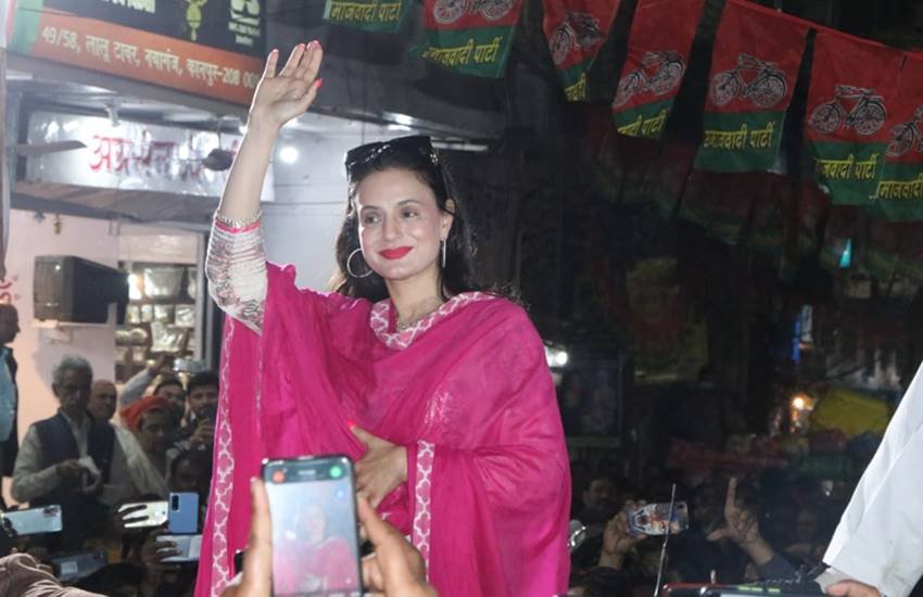 Ameesha Patel in UP Assembly Election: उत्तर प्रदेश के चुनाव में अब बॉलीवुड सेलेब की एंट्री भी हो गई है। मशहूर फिल्म अभिनेत्री अमीषा पटेल ने यूपी विधानसभा चुनाव लड़ रहे अखिलेश यादव (Akhilesh Yadav) की समाजवादी पार्टी (Samajwadi Party) प्रत्याशी के लिए कानपुर में रोड शो किया और लोगों से वोट मांगे।