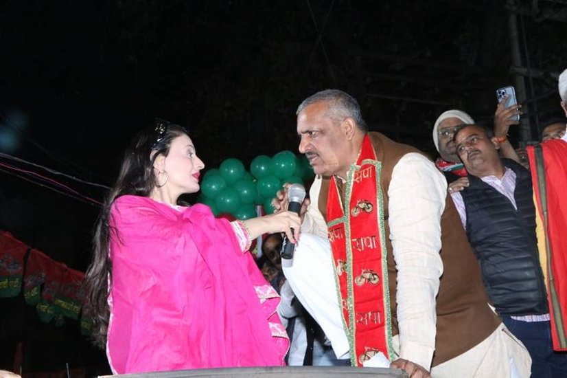 अमीषा पटेल कानपुर में आर्य नगर विधानसभा सीट से सपा के प्रत्याशी अमिताभ बाजपेई के लिए सड़क पर उतरीं।