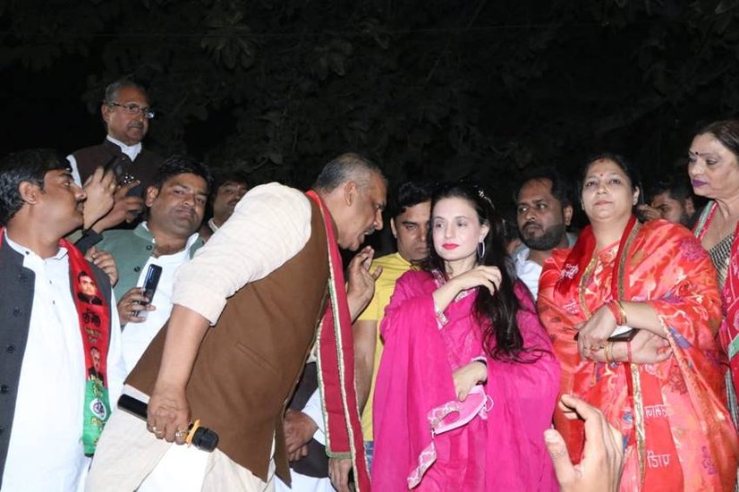 अमीषा पटेल ने रोड शो कर लोगों से, खासतौर पर व्यापारियों से अपील की वह समाजवादी पार्टी के प्रत्याशी को भारी मतों से विजयी बनाएं।