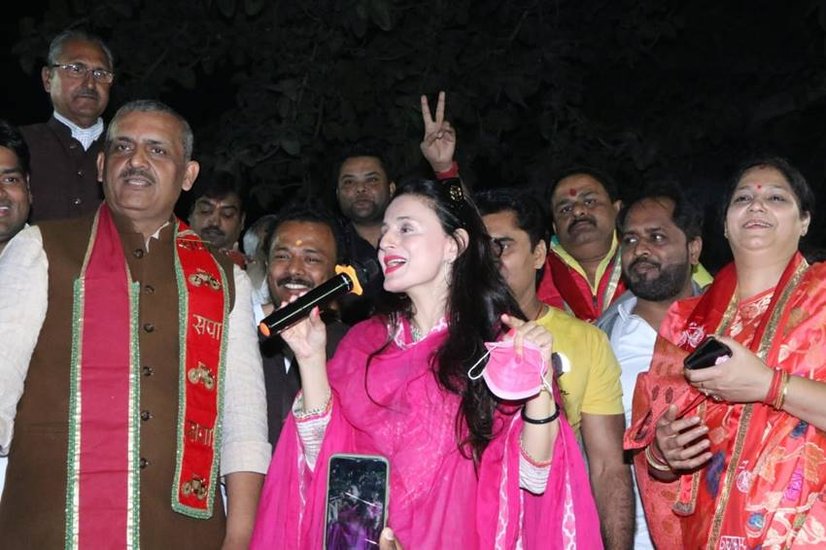 बता दें कि इस चुनाव का यह पहला मौका है जब कोई बॉलीवुड एक्ट्रेस खास तौर पर किसी प्रत्याशी के लिए वोट मांगने यूपी पहुंची। (Photos: Amitabhh Bajpai Facebook)