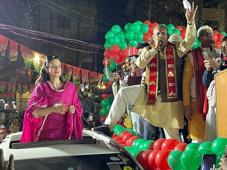 अमीषा पटेल को देखने वालों की भीड़ भारी संख्या में इकट्ठा हुई थी।