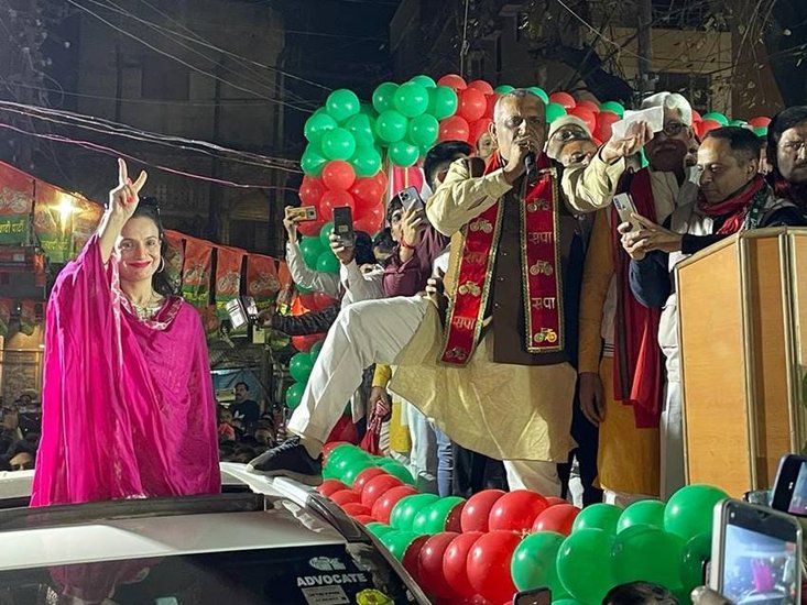 हर कोई अमीषा को अपने कैमरे में कैद करना चाह रहा था।