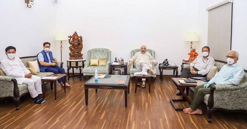 पूर्व गृह राज्यमंत्री किरेन रिजिजू समेत लद्दाख के प्रतिनिधि मंडल से मुलाकात करते अमित शाह।