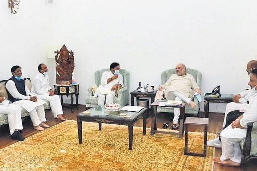 तेलांगना के बीजेपी नेताओं के साथ अपने आवास पर बैठक करते अमित शाह।