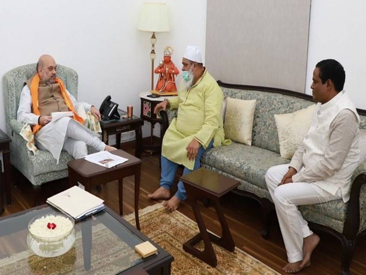 AIUDF के चीफ बदरुद्दीन अजमल के साथ अपने घर पर मीटिंग करते अमित शाह। (यह भी पढ़ें: अमित शाह की बैठक में जूते चप्पल उतार कर ही होती है एंट्री, देखें अंदर से कैसा है गृहमंत्री का घर वाला ऑफिस)