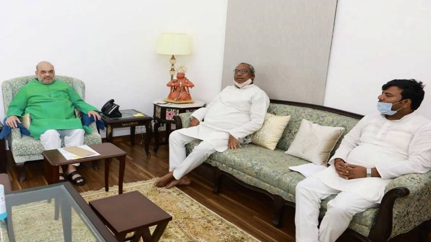 यूपी की निषाद पार्टी के चीफ संजय निषाद के साथ अपने आवास पर अमित शाह।