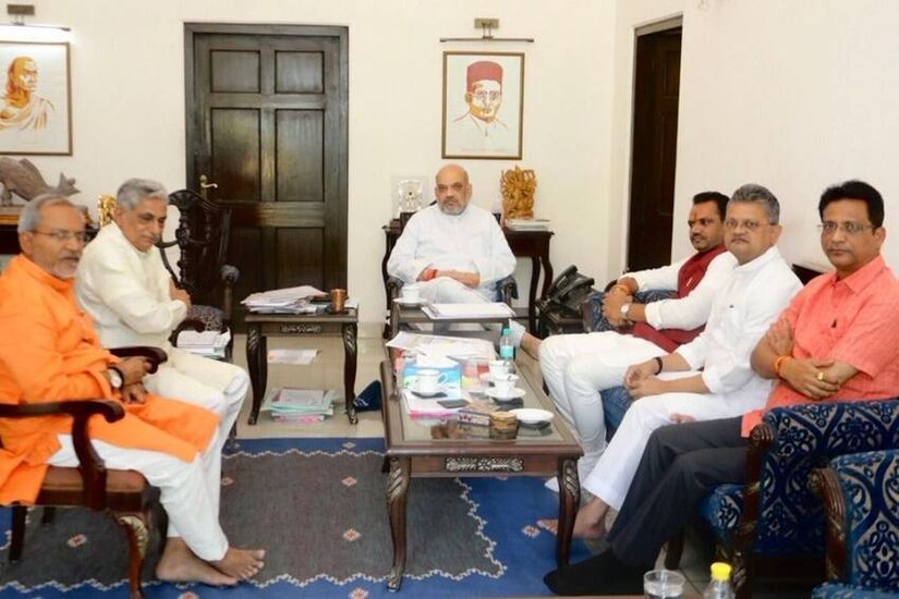 छत्तीसगढ़ के पूर्व मुख्यमंत्री रमन सिंह और दूसरे बीजेपी नेताओं संग अपने आवास पर अमित शाह।