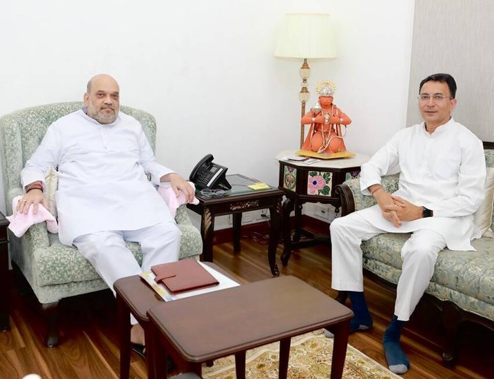 कांग्रेस छोड़ बीजेपी में शामिल होने के बाद जितिन प्रसाद अमित शाह से मिलने उनके घर पहुंचे थे।