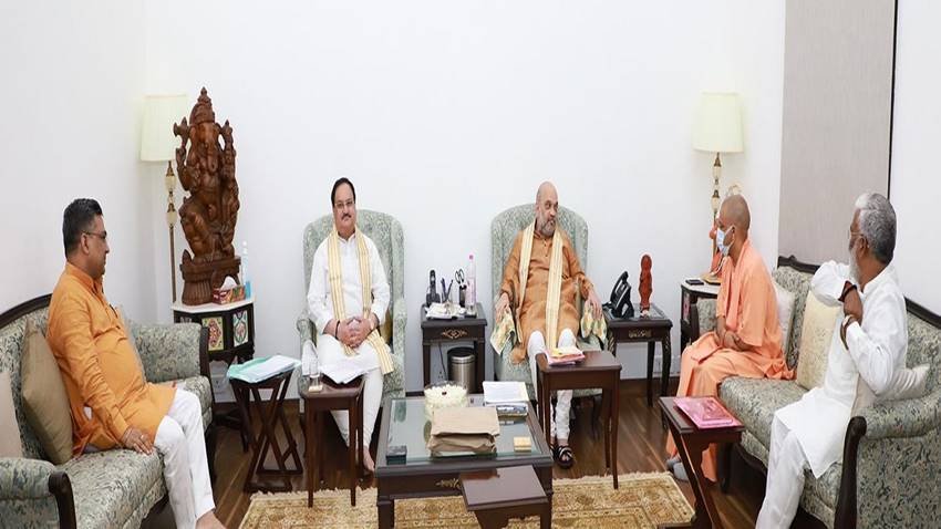 जब यूपी चुनावों को लेकर अमित शाह से मिलने पहुंचे थे योगी आदित्यनाथ और स्वतंत्र देव सिंह। अमित शाह के घर हुई इस बैठक में बीजेपी अध्यक्ष जे पी नड्डा भी मौजूद थे।