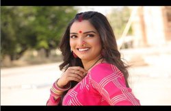 प्रदीप पांडे ‘चिंटू’ के कंधे पर आम्रपाली दुबे का सिर, चेहरे पर मुस्कुराहट…वायरल हो रही ये Photo