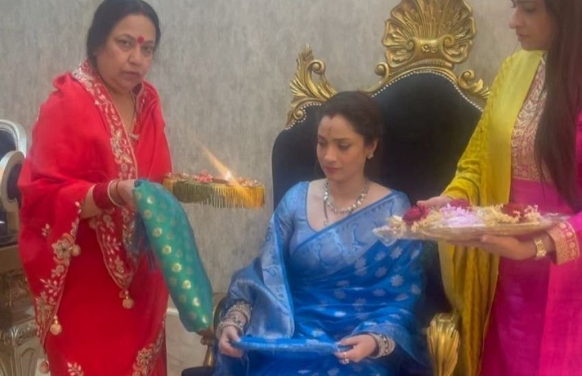 जेठानी ने भी अंकिता को तिलक कर गोद भरा। गोद भराई की इस रस्म को देखने के बाद अंकिता के प्रेग्नेंसी के कयास लगाए जाने लगे हैं।