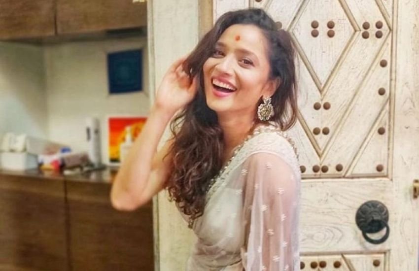 गोद भराई के बाद अंकिता ने अपनी सास और जेठानी का पैर छूकर आशीवार्द भी लिया।