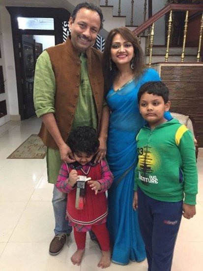 Anurag Bhadauria Wife: देश प्रदेश में कई ऐसे राजनेता हैं जिन्होंने लव मैरिज की है। ऐसे ही नेताओं में एक नाम है समाजवादी पार्टी के प्रवक्ता अनुराग भदौरिया का। अनुराग भदौरिया ने अनुपमा राग (Anupama Raag) से इंटर कास्ट लव मैरिज की है। आइए जानते हैं कौन हैं अनुपमा :