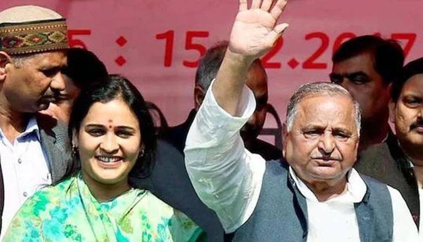 अपर्णा यादव साल 2017 में यूपी विधानसबा का चुनाव लड़ी थीं। तब उन्होंने जो हलफनामा दिया था उसमें बताया था कि उन्होंने अपने ससुर मुलायम सिंह यादव से सवा तीन लाख रुपए कर्ज लिये हैं।