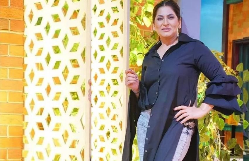 सतीश कौशिक ने बताया था कि जब रोते हुए अर्चना ने सारी बात उन्हें बताई तो उन्होंने ऑर्गेनाइजर से कहा कि छेड़खानी करने वाली लड़के जब तक पकड़े नहीं जाएंगें, वह शो नहीं करेंगे। शो शुरू होने वाला था और सतीश का ऐसा गुस्सा देख ऑर्गेनाइजर भी डर गए। आनन-फानन में पुलिस ने लड़कों को पकड़ा और वे अर्चना से माफी मांगे और इसके बाद शो शुरू हो सका था। Photos: Social Media