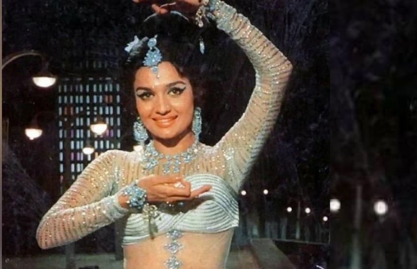 आशा पारेख अपने करियर के शुरुआती दिनों में कई हिट फिल्में दी थीं। धर्मेंद्र, राजेश खन्ना, शम्मी कपूर और जितेंद्र के साथ उनकी जोड़ी सबसे ज्यादा पसंद की गई थी। एक के बाद एक हिट फिल्मों ने उनके फैंस की संख्या भी बढ़ा दी थी।