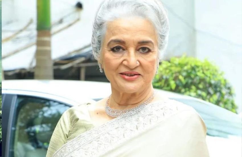 आशा पारेख का कहना था कि वह पोस्टकार्ड देखकर हैरान रह गईं कि वह उन्हें से बाहर निकालने के लिए कह रहा है। हालांकि, उसके बाद उनका ये फैन कभी उन्हें नजर नहीं आया। Photos: Social Media