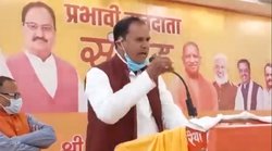 मंच से बीजेपी नेता ने दी अधिकारियों को गाली; पूर्व IAS ने कसा तंज, AAP नेता ने भी घेरा