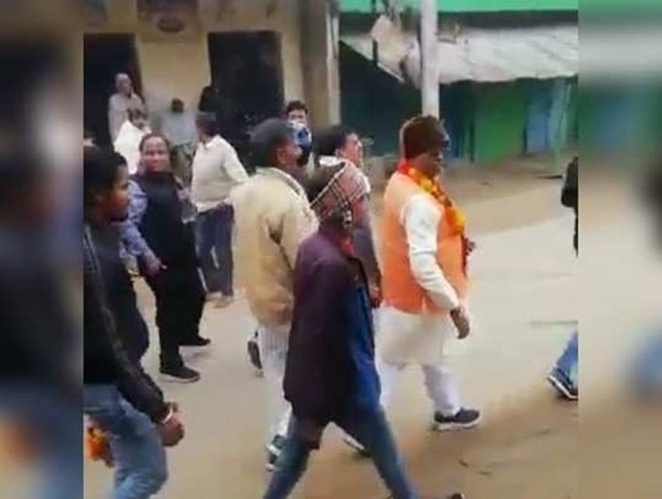 25 जनवरी को बुलंदशहर की स्याना सीट से भाजपा विधायक देवेंद्र सिंह लोधी प्रचार करने पहुंचे तो लोग हूटिंग करने लगे। लोग किसी तरह का काम ना होने की शिकायत कर रहे थे।
