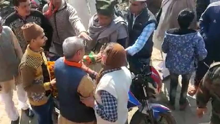 मेरठ की सिवालखास सीट से भाजपा प्रत्याशी मनिंदर पाल 21 जनवरी को पथोनी गांव में प्रचार करने पहुंचे तो वहां उनके सामने ही जयंत चौधरी जिंदाबाद के नारे लगने लगे। बात हाथापाई तक पहुंच गई थी।