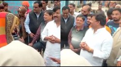 प्रचार के लिए पहुंचे योगी के मंत्री को महिलाओं ने घेरा, कहा – 5 किलो अनाज से कट जाएगी जिंदगी, मुस्कुराते हुए चल दिए नेता